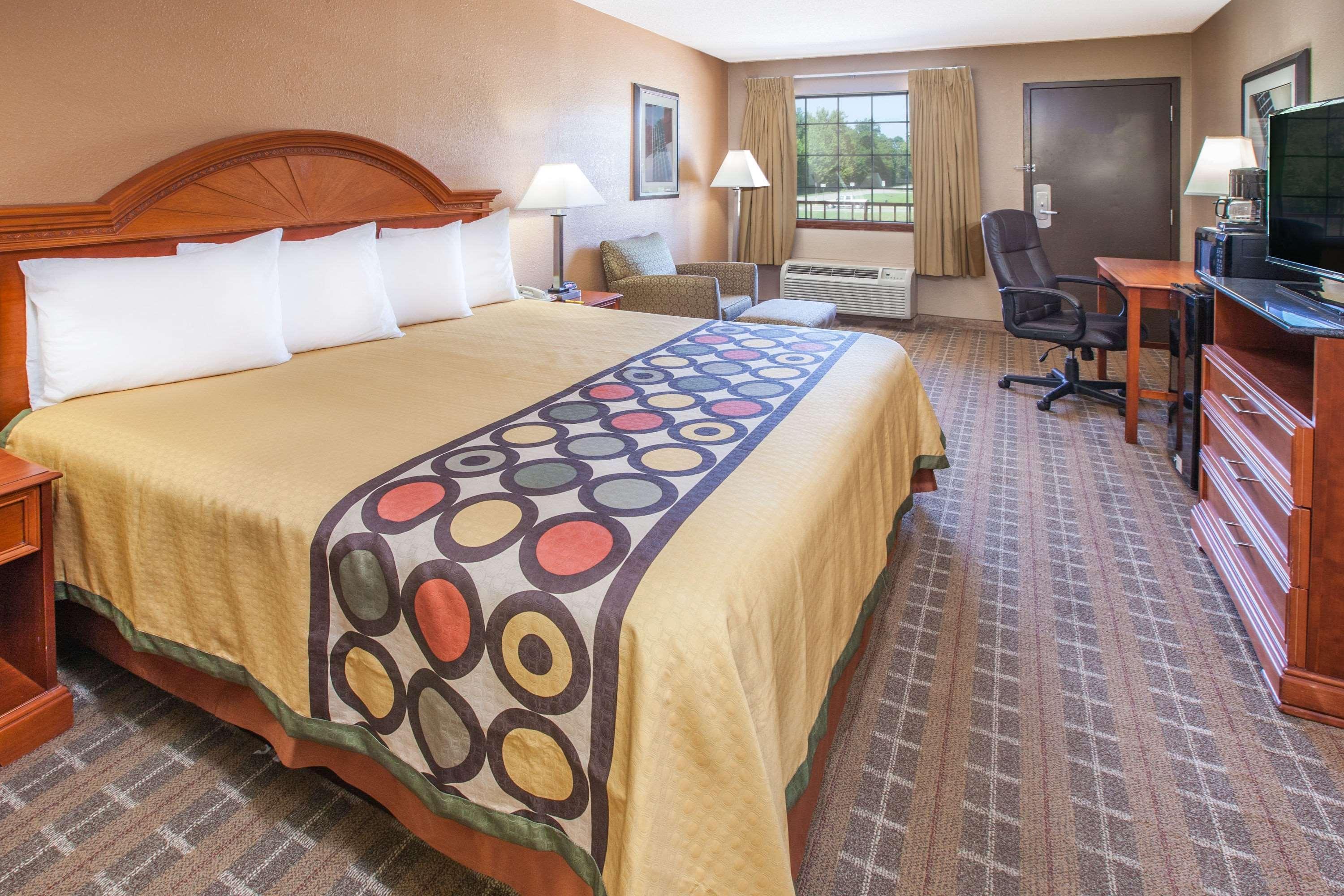 Super 8 By Wyndham Clinton Hotel Ngoại thất bức ảnh