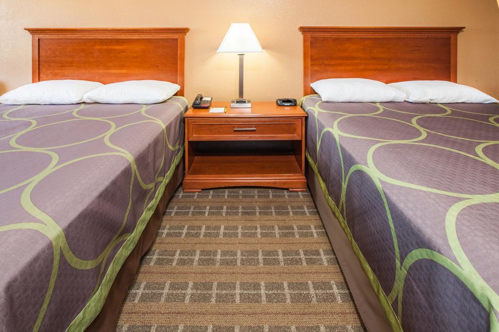 Super 8 By Wyndham Clinton Hotel Ngoại thất bức ảnh